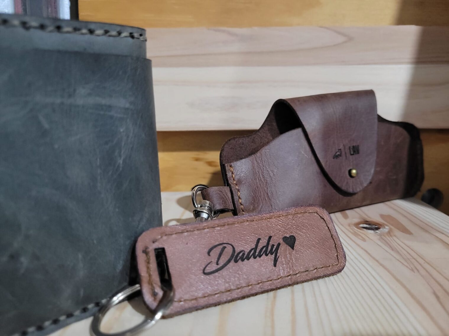 Leather key rings with 'DAD,' 'BEST DAD,' and 'DADDY' engravings.